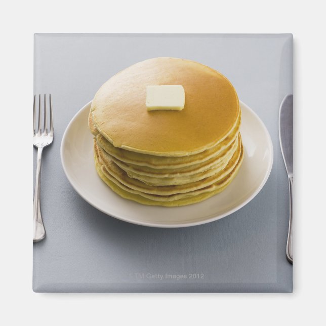 Imán Pieza de tortitas con mantequilla en un plato (Frente)