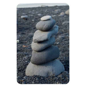 Imán Pila de rocas grises en la playa