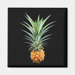 Imán Piña con gran peinado sobre fondo negro