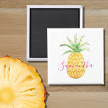 Imán Piña tropical personalizada<br><div class="desc">Este imán adorable y giratorio está decorado con una piña color agua amarillo y un nombre rosado. Puede personalizar cambiando el nombre o convirtiéndolo en un monograma. Acuarela original © Michele Davies.</div>