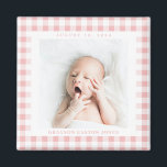 Imán Pink Gingham Check Baby Birthdate Magnet<br><div class="desc">El chiringuito gingham rosa dulce es una manera encantadora de enmarcar la foto de un recién nacido y celebrar la llegada con un imán cuadrado con el nombre y la fecha de nacimiento. Haz de este imán para un nuevo padre,  abuelos y familia o amigos.</div>