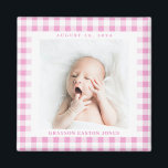 Imán Pink Gingham Check Baby Birthdate Magnet<br><div class="desc">El dulce cheque de gingham de dulces de color negro es una manera encantadora de enmarcar la foto de un recién nacido y celebrar la llegada con un imán cuadrado con el nombre y la fecha de nacimiento. Haz de este imán para un nuevo padre, abuelos y familia o amigos....</div>
