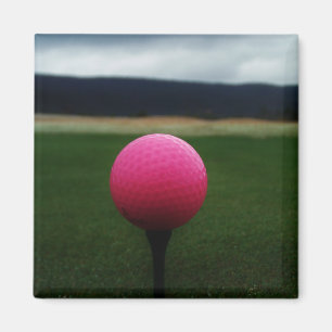 Imán Pink Golf Ball en un campo de golf de montaña
