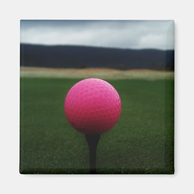 Imán Pink Golf Ball en un campo de golf de montaña (Frente)