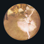Imán Pintura estelar de bailarina de ballet Degas<br><div class="desc">Obra maestra Pintura Degas - Esta imagen de bailarina de ballet se basa en la famosa pintura de bailarina Degas, llamada "La Estrella", completada en 1878. La estrella muestra a una hermosa bailarina de ballet en el escenario, usando un tutu rosado. La bailarina de ballet Star fue representada en pastel...</div>