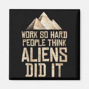 Imán Pirámide Alien - Trabajar tan duro que la gente pi