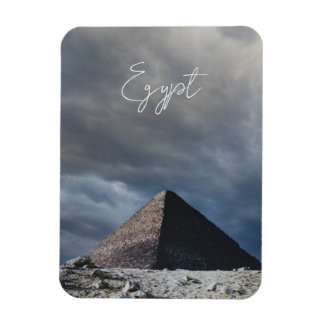 Imán Pirámide antigua con cielo tormentoso, Egipto