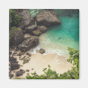 Imán Playa de arena con árboles verdes, rocas y océano