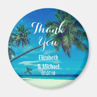 Playa de arena con palmeras tropicales agradecimie