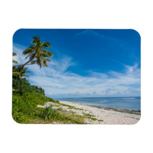 Imán Playa Kolovai bordeada de palmeras