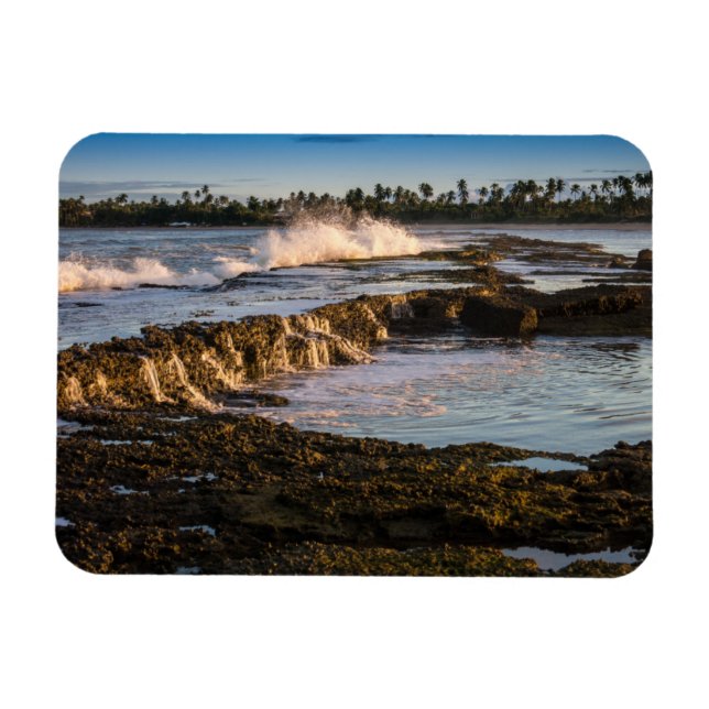 Imán Playa Tabuba: Rompiendo Olas En Los Arrecifes (Horizontal)