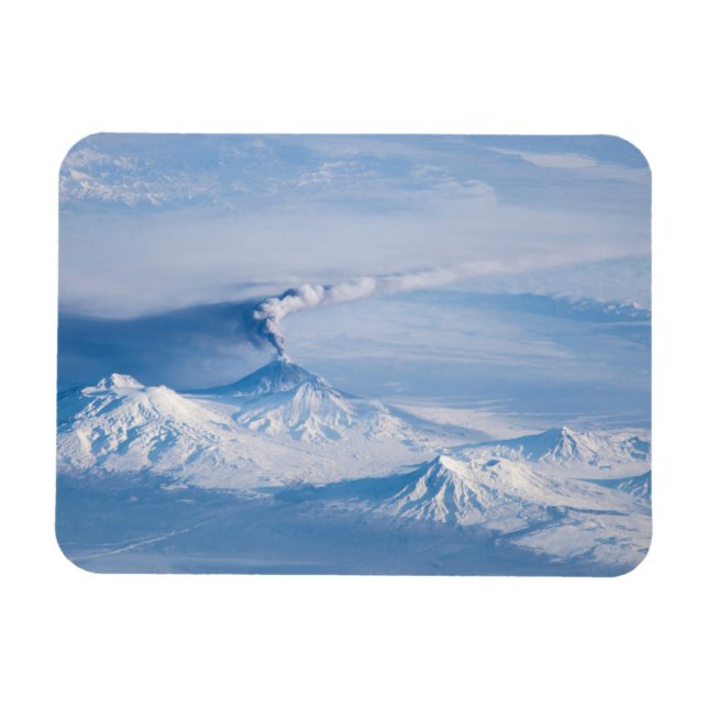 Imán Pluma Emanando Del Volcán Kliuchevskoi. (Horizontal)