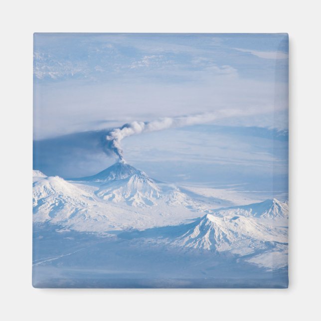 Imán Pluma Emanando Del Volcán Kliuchevskoi. (Frente)