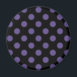 Imán Polka ultravioleta sobre negro<br><div class="desc">El color de Pantone del año 2018 es ultra violeta.</div>
