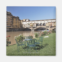 Ponte Vecchio y mesa a lo largo del río Arno