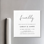 Imán Por Último Moderno Minimalista Guardar La Fecha<br><div class="desc">Un simple moderno salva el imán de la fecha. Personalice este minimalista diseño en blanco y negro para que tenga sus datos personales y su mensaje.</div>