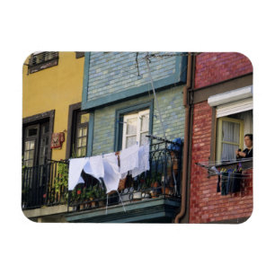 Imán Portugal, Oporto (Porto). Mujer colgando ropa