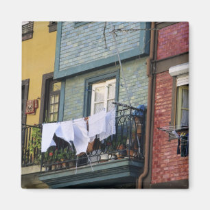 Imán Portugal, Oporto (Porto). Mujer colgando ropa