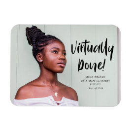 Imán postal de invitación de graduación prácticamente h