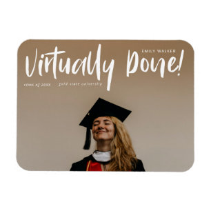 Imán postal de invitación de graduación prácticamente h