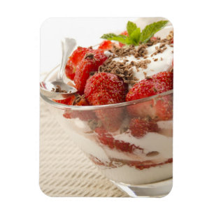 Imán Postre de la fresa con el yogur fresco
