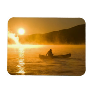 Imán Practicando canoa en Lily Bay al amanecer, Lago Mo