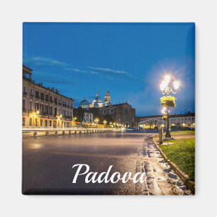 Imán Prato della Valle por la noche en Padova, Italia