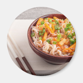 Imán Preparar un plato asiático de fideos de arroz y ve