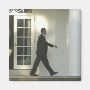 Imán Presidente Barack sumido en sus pensamientos mient