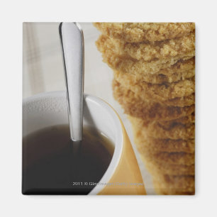 Imán Primer de una taza de café con las galletas