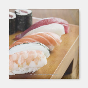 Imán Primer del sushi en una tabla