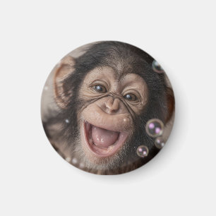Imán Primer plano extremo de un bebé chimpancé feliz