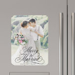 Imán Primera foto de Navidad de Feliz y Casado con Nove<br><div class="desc">Grabado elegante y romántico de caligrafía rápida con una foto. Para una personalización más avanzada de este diseño,  haga clic en el BOTÓN HERRAMIENTA DE DISEÑO AZUL de arriba.</div>