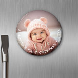 Imán Primera Navidad del bebé - Tipo curvo simple de fo<br><div class="desc">Añada una imagen a este lindo imán para bebés - perfecto para niñas o niños. Una foto con un superpuesto tipo hace que sea un imán memorable para tu refrigerador. Usa una imagen bonita de tu teléfono y haz un artículo que dure años. Un moderno tipo de letra mínimo para...</div>