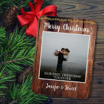 Imán Primera Navidad juntos, foto de Navidades de peluc<br><div class="desc">Crea tu propia Primera Navidad juntos Navidades de errería foto imán flexi. Envíe a sus amigos y familiares Feliz Navidad con este imán fotográfico único y personal. Añade tu propia foto,  texto y nombres para personalizarla.</div>