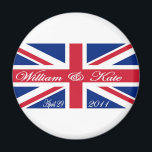 Imán Prince William and Kate<br><div class="desc">*ESTE REGALO CONMEMORATIVO ESPECIAL DE UN BODA REAL ES PARTE DE UNA SERIE DE EDICIONES LIMITADA. ¡SÓLO 100 DISPONIBLES EN CADA ESTILO* DESPLIEGUE PARA MÁS GRANDES BODAS REALES!</div>