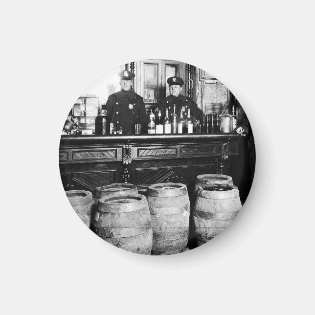 Imán Prohibición - Policía de Speeasy da a Bootlegger - (Frente)