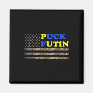 Imán Puck Futin se pone de pie con la bandera de Ucrani