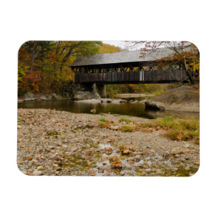Imán Puente cubierto de Newry sobre el río en otoño