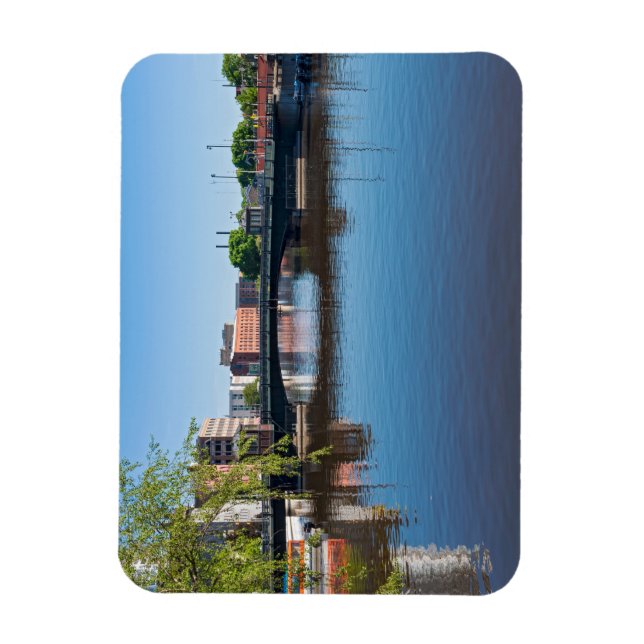 Imán puente de la calle estatal que cruza el río milwau (Vertical)