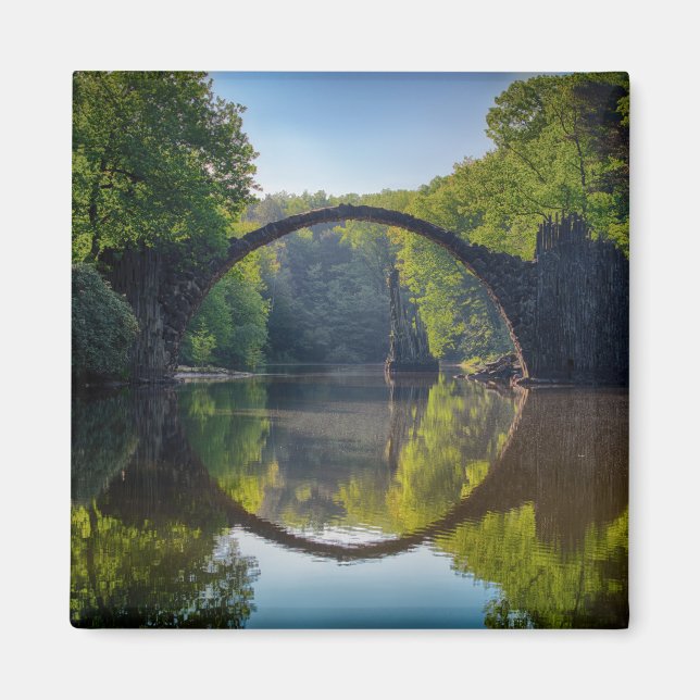 Imán Puente de rock gris sobre un río en el bosque (Frente)