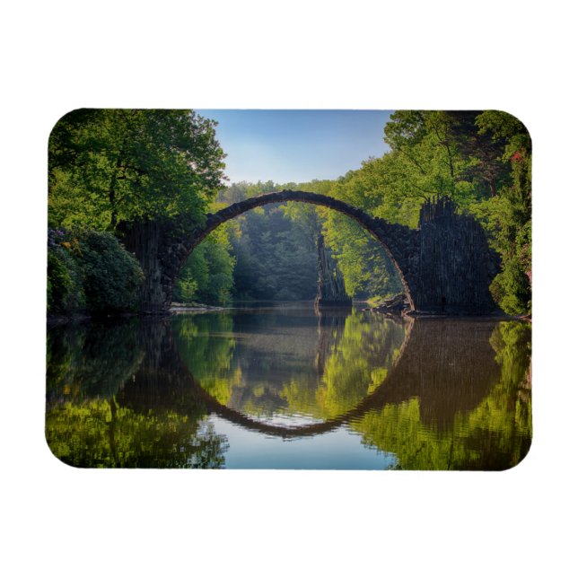 Imán Puente de rock gris sobre un río en el bosque (Horizontal)
