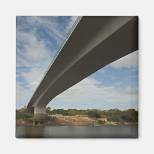 Imán Puente que conecta Guyana con Brasil por Takutu