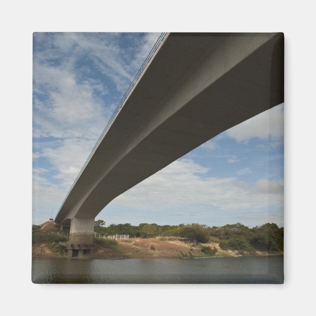 Imán Puente que conecta Guyana con Brasil por Takutu (Frente)