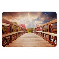 Puente rústico de madera en el campo