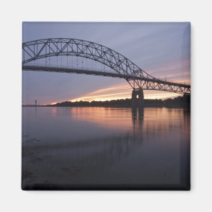 Imán Puente Sagamor sobre el canal de Cape Cod,
