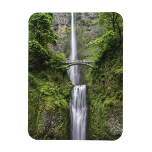 Imán Puente sobre paisaje de la cascada