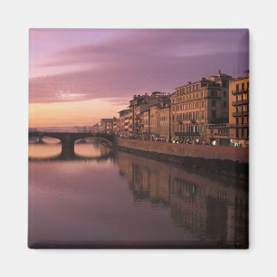 Imán Puentes sobre el río Arno al atardecer,