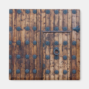 Imán Puerta Antigua Pequeña Dentro De Grandes Puertas