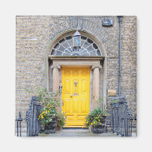 Puerta georgiana amarilla en Dublín
